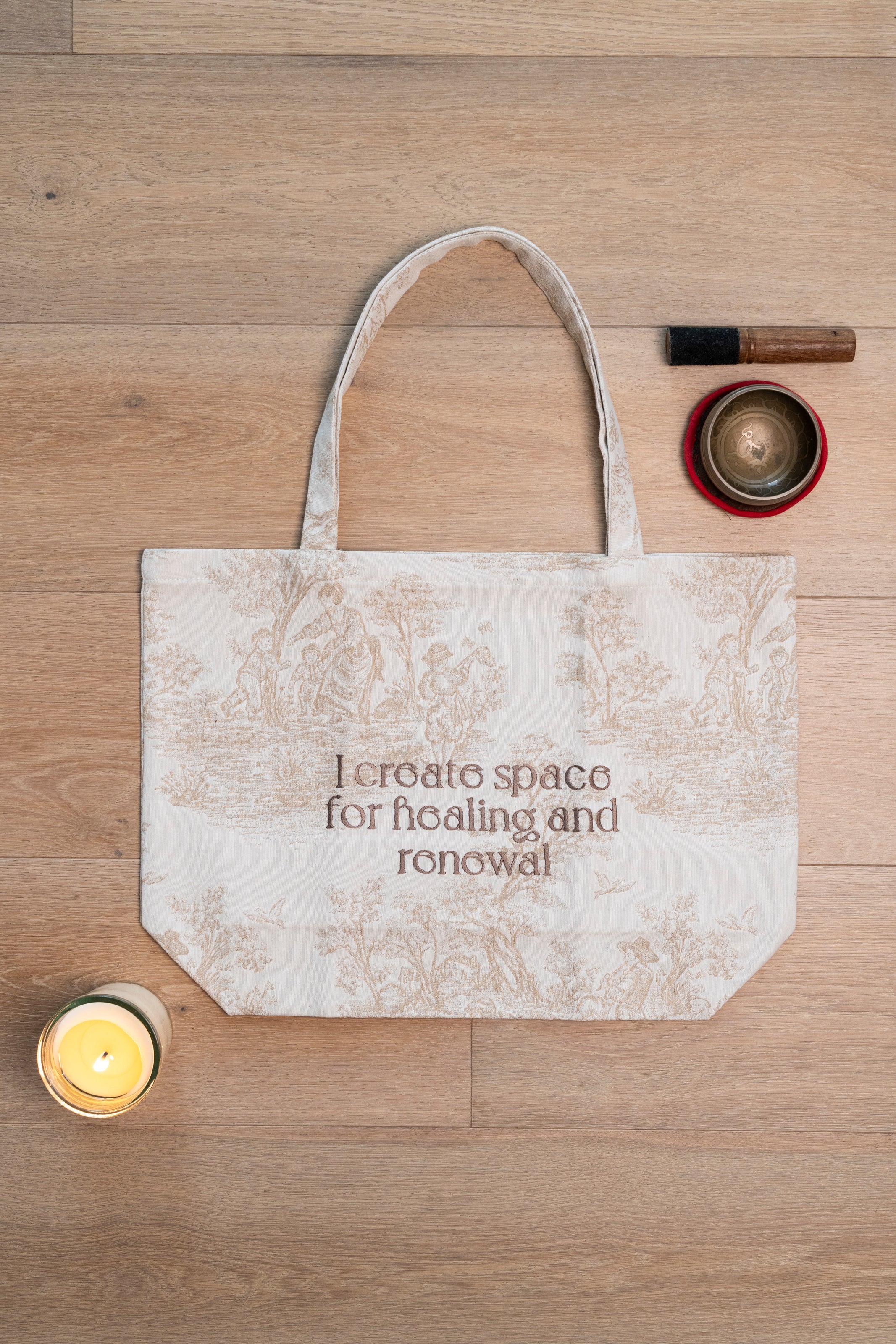 Zafu Bag champagne in toile de Jouy ricamata a mano, borsa artigianale per trasportare il tuo cuscino da meditazione e accompagnarti nel tuo cambiamento.