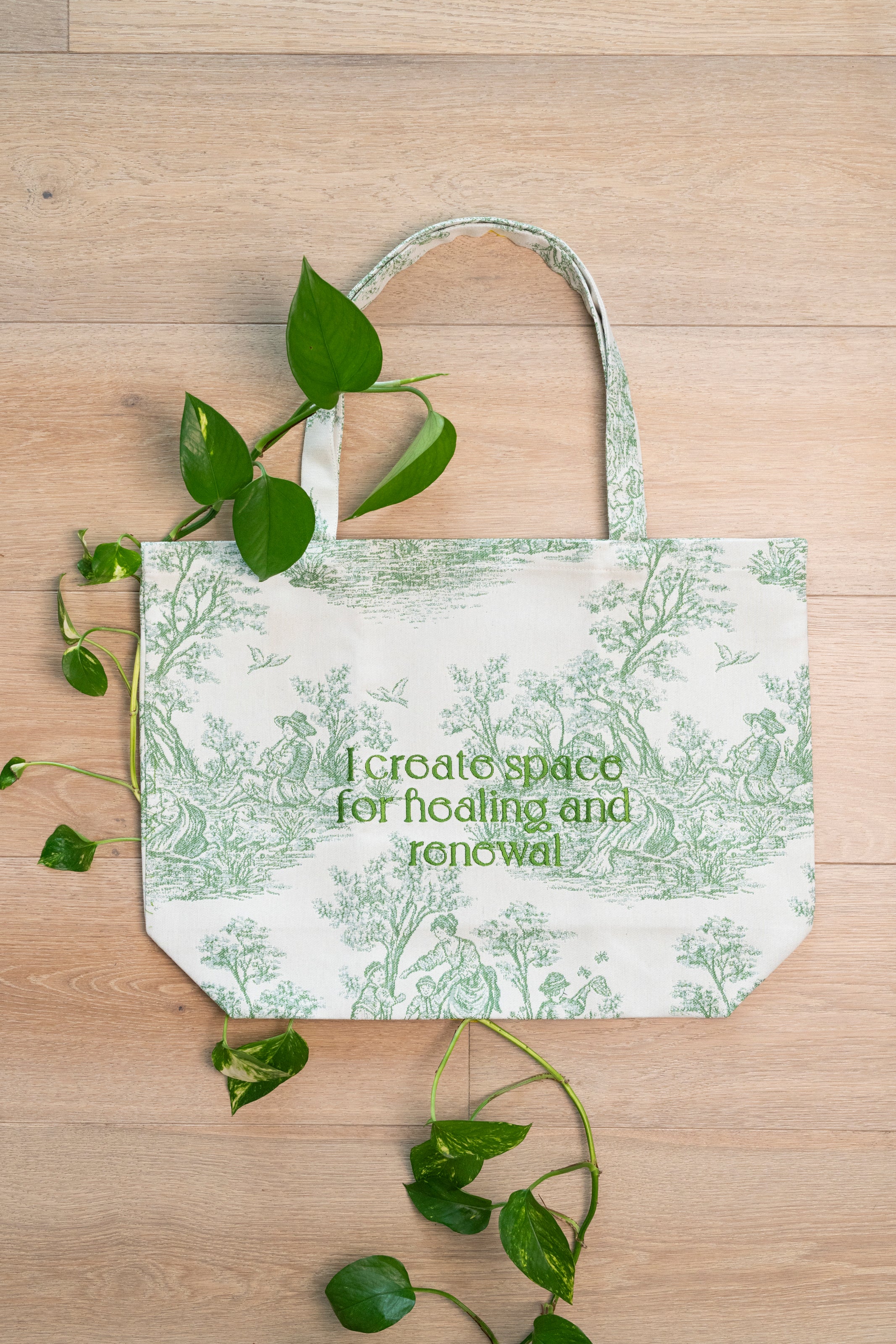 Zafu Bag verde in toile de Jouy ricamata a mano, borsa artigianale per trasportare il tuo zafu e accompagnare il tuo cambiamento.