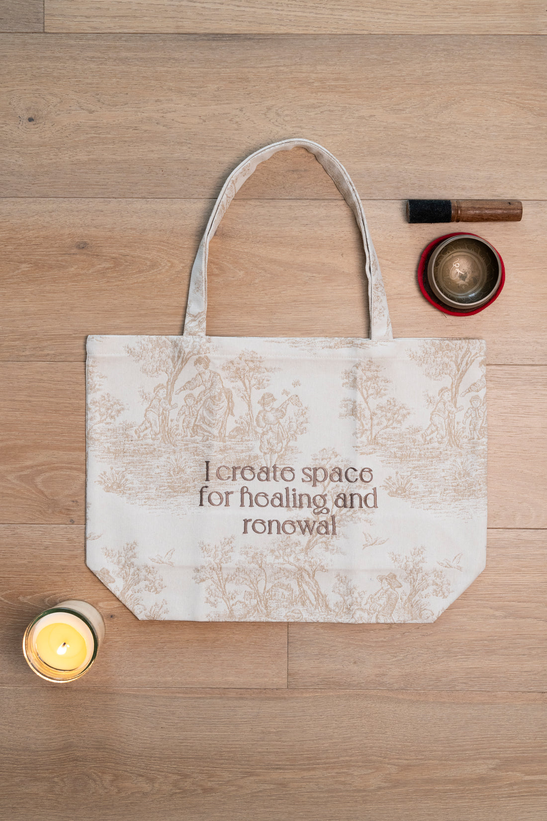 Zafu Bag champagne in toile de Jouy ricamata a mano, borsa artigianale per trasportare il tuo cuscino da meditazione e accompagnarti nel tuo cambiamento.