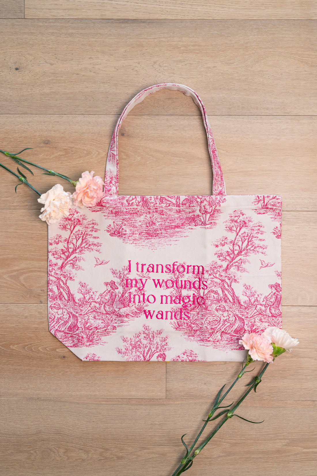 Zafu Bag rosa in toile de Jouy ricamata a mano, borsa artigianale per trasportare il tuo zafu ovunque tu voglia.