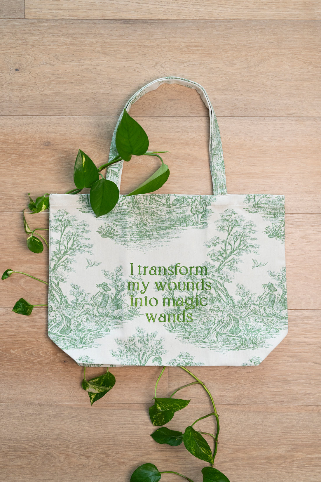 Zafu Bag Springgrass in toile de Jouy ricamata a mano, borsa artigianale per trasportare il tuo zafu con stile e coerenza.