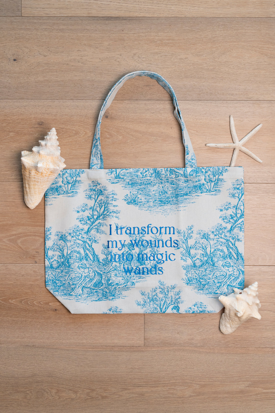 Zafu Bag azzurra in toile de Jouy ricamata a mano, borsa artigianale per trasportare il tuo zafu ovunque tu voglia.