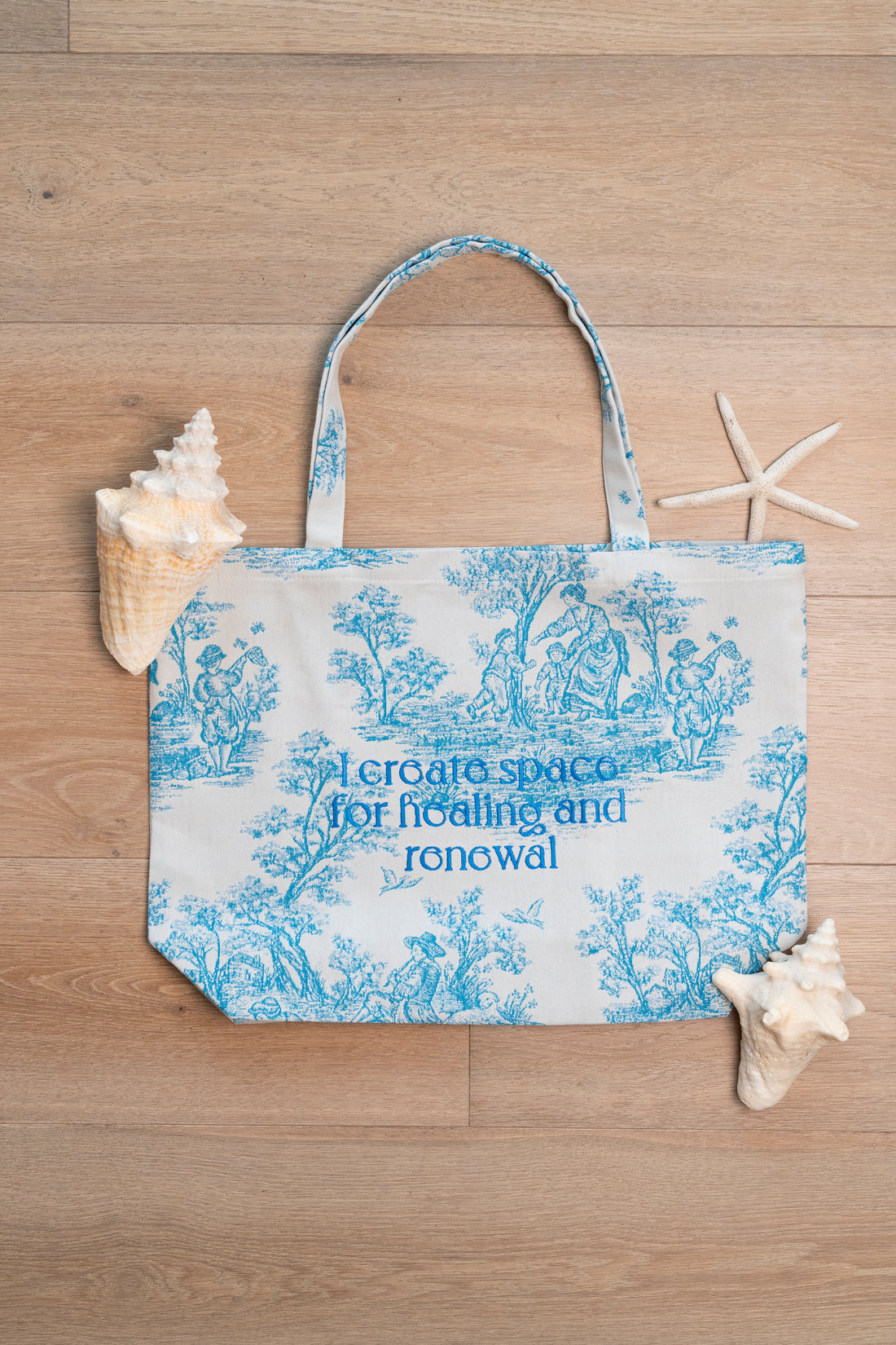Zafu Bag azzurra in toile de Jouy ricamata a mano, borsa artigianale per trasportare il tuo zafu e accompagnare il tuo cambiamento.