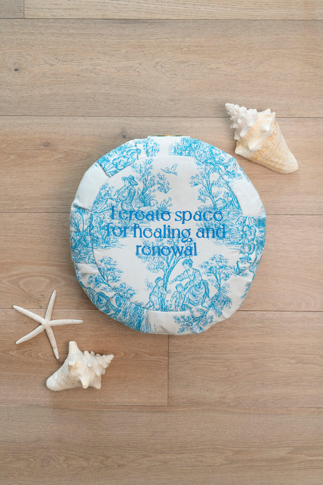 Cuscino da meditazione artigianale in toile de Jouy azzurro con Sankalpa ricamato per il cambiamento 