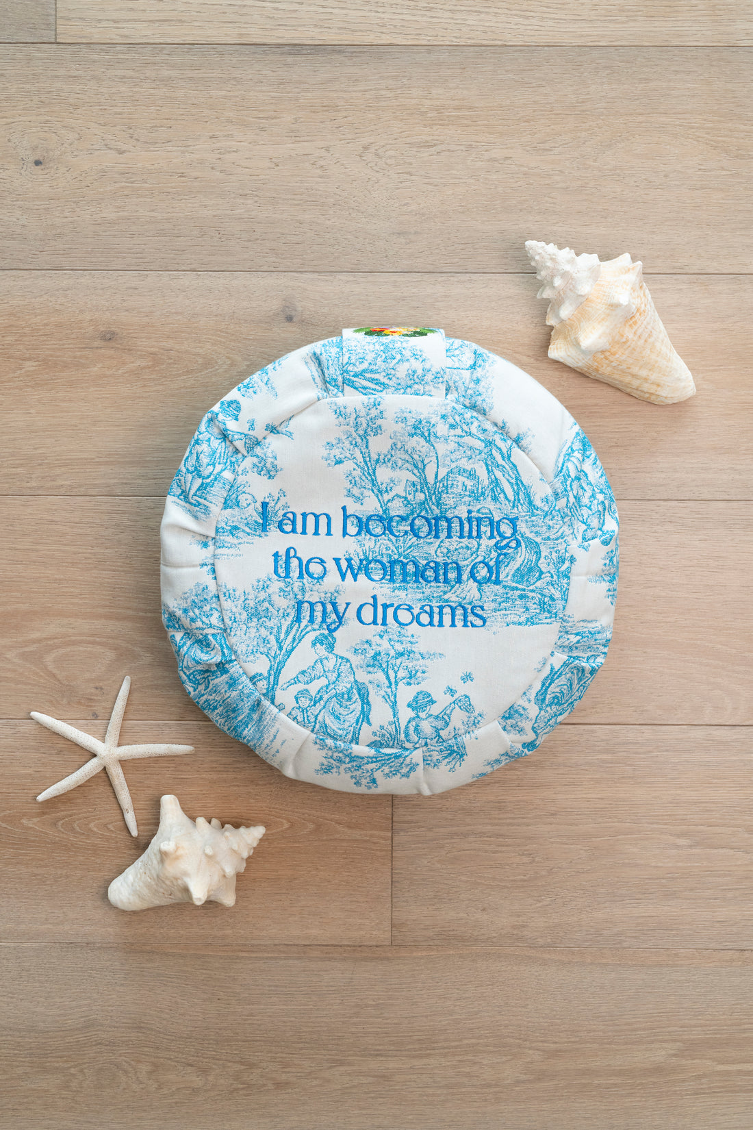 Cuscino da meditazione artigianale in toile de Jouy verde con Sankalpa ricamato per l&