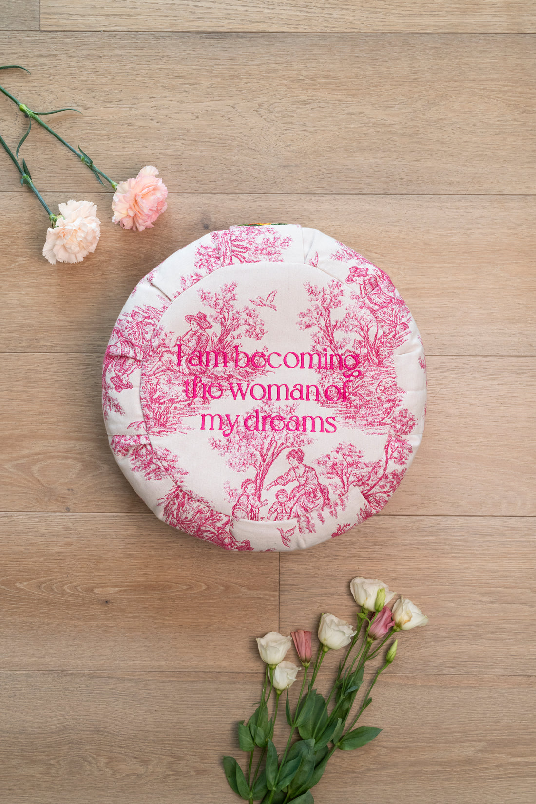 cuscino da meditazione  artigianale in toile de Jouy rosa con Sankalpa ricamato, per l&